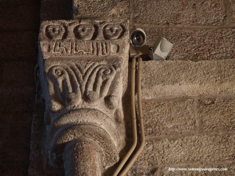 CAPITEL DEL ARCO TRIUNFAL NORTE EN EL BSIDE CENTRAL